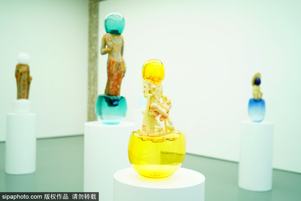齐倬《微光穿过裂痕》艺术展
