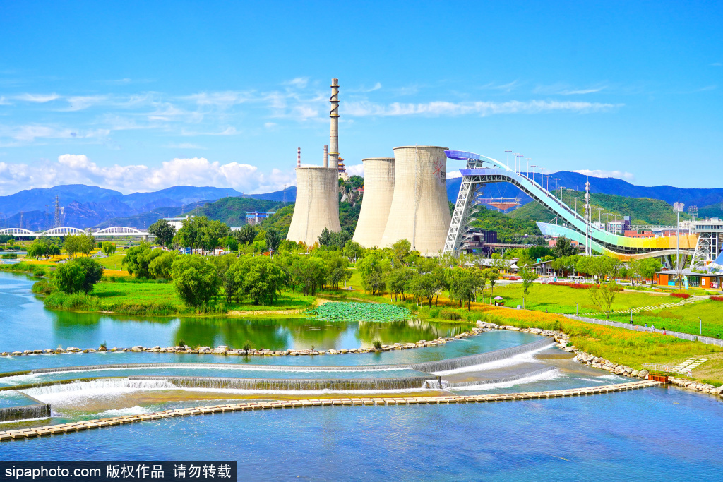 永定河集“遇见”首钢工业遗存，蓝天白云下美景如画