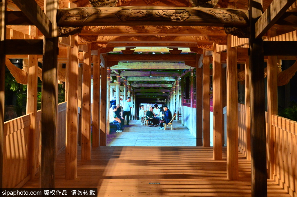 1:1复刻古廊桥亮相展厅，沉浸式还原桥畔烟火场景