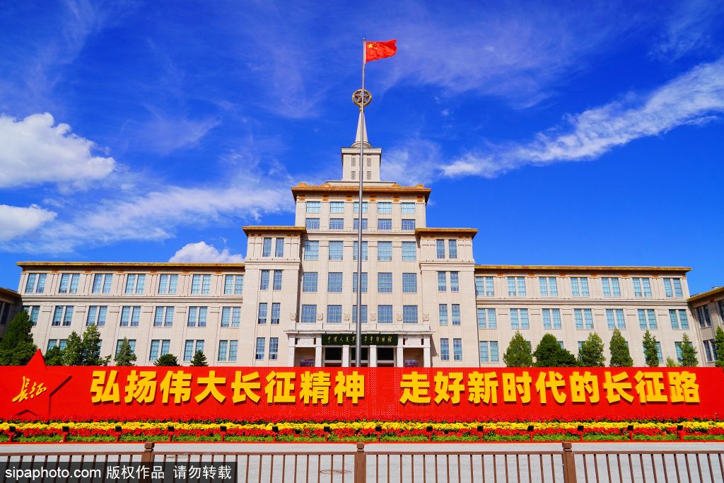蓝天白云下的中国人民革命军事博物馆