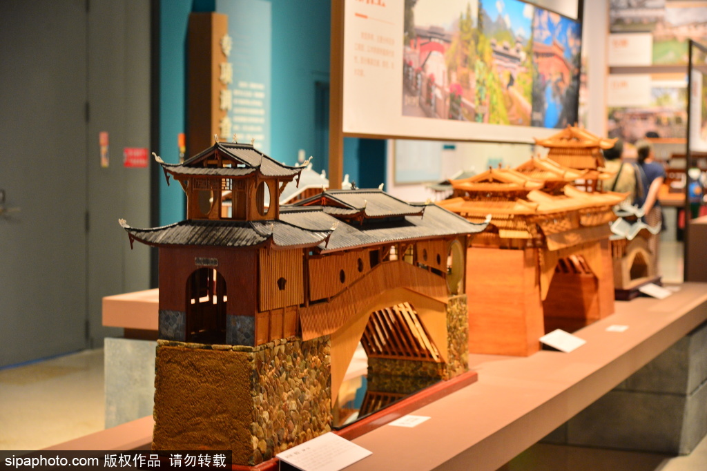 “守望——廊桥保护三年行动成果展”吸引观众