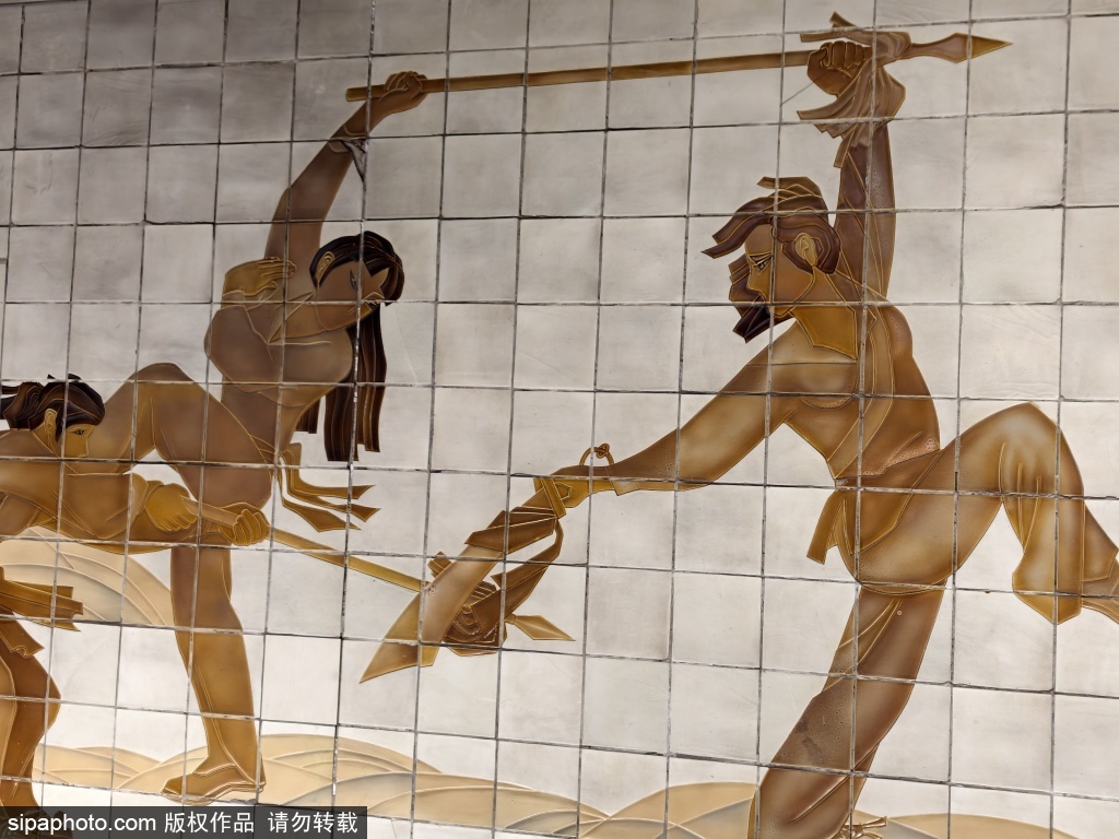 70米马赛克壁画重焕光彩 东四十条站成文化打卡潮流